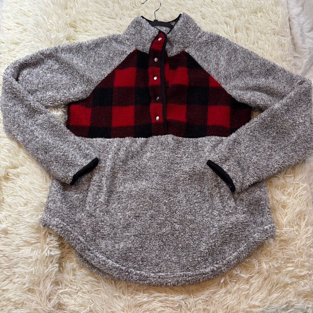 572. Women’s‎ Maurice’s Red & Gray Plaid Pullover Sweater (M)